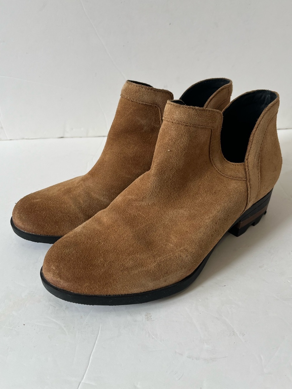 Sorel Women's Lolla Cut Out Suede camel brown ankle boots size 8.5